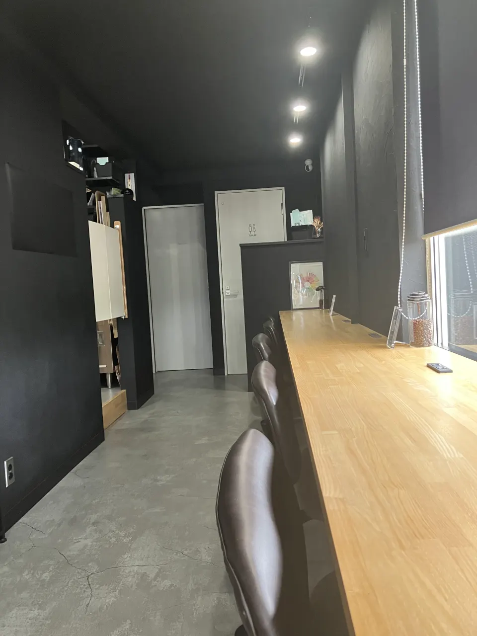 木のカウンターと椅子が並ぶTK-COFFEEの店内