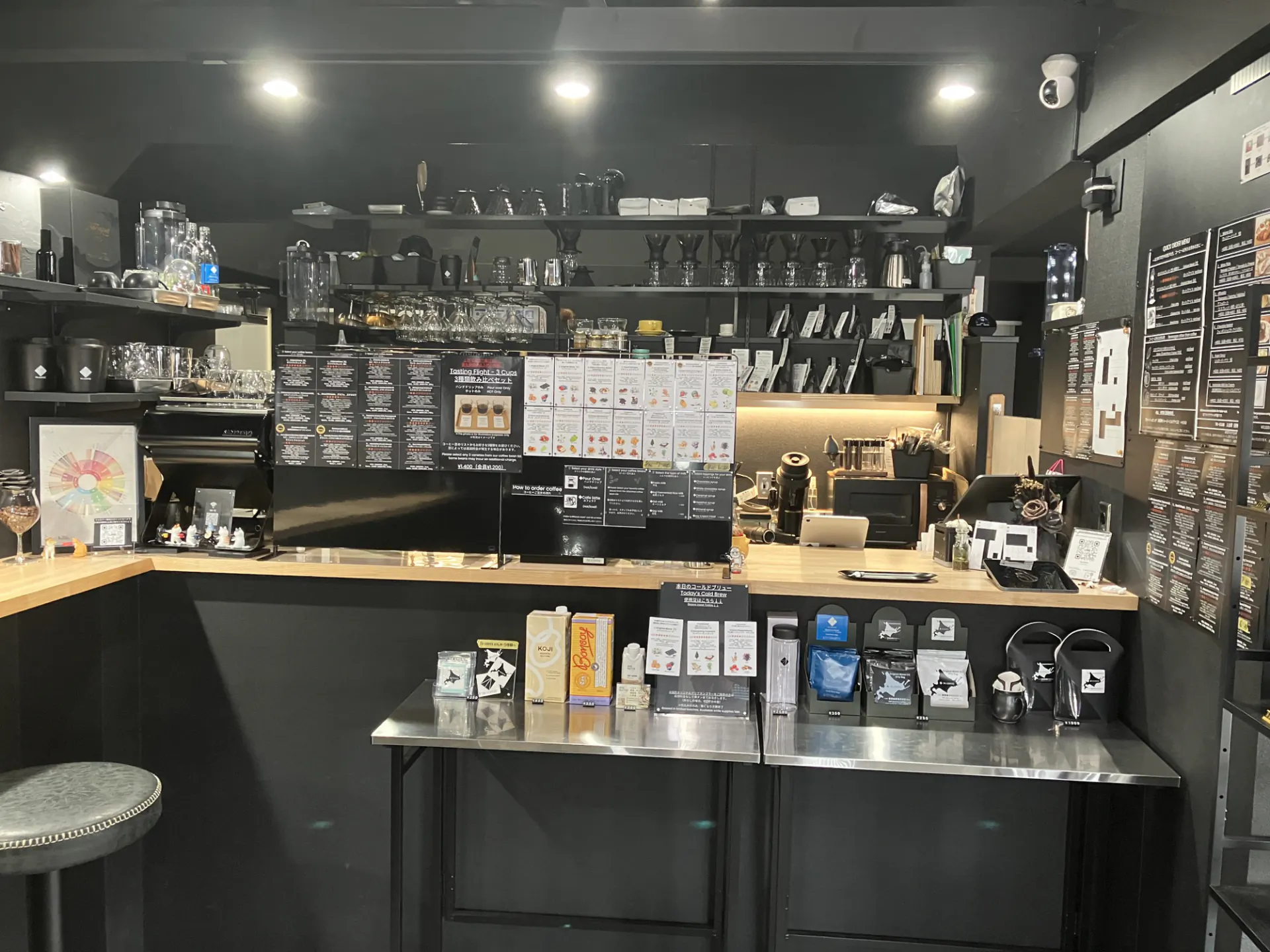 豆のパッケージやドリップバッグ、メニューが並ぶTK-COFFEEのカウンター