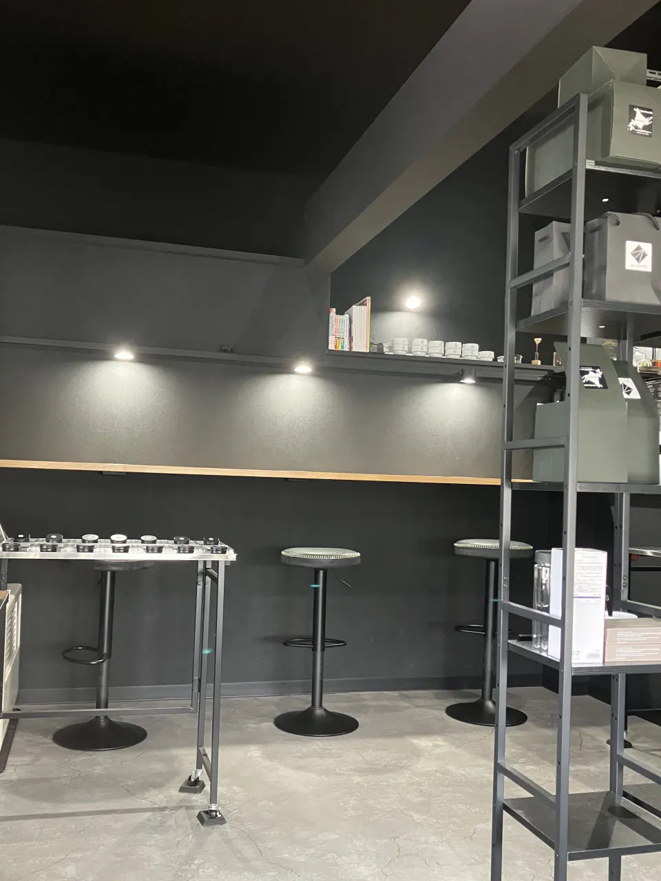 コーヒー豆のテイスティング台とカウンター席のある店内